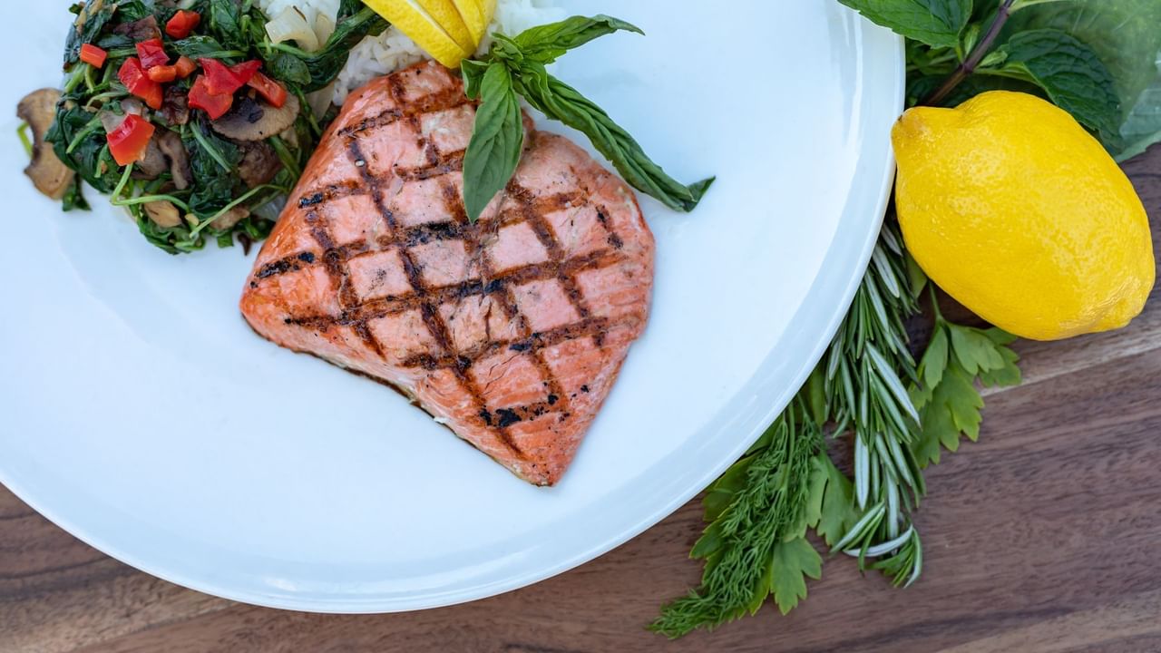 Salmon, white rice, spinach and mushrooms