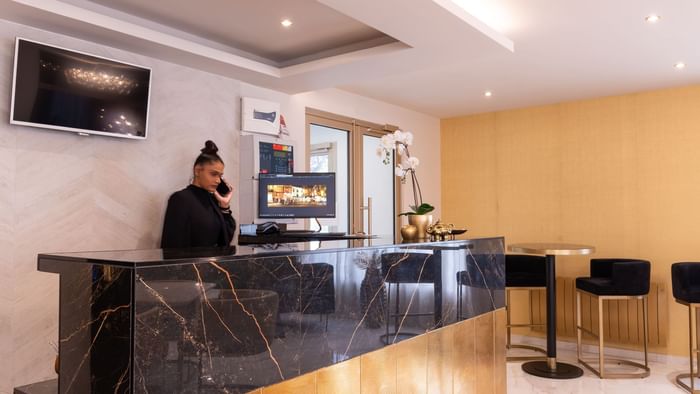 A receptionist at the reception desk in Rennes South Chantepie