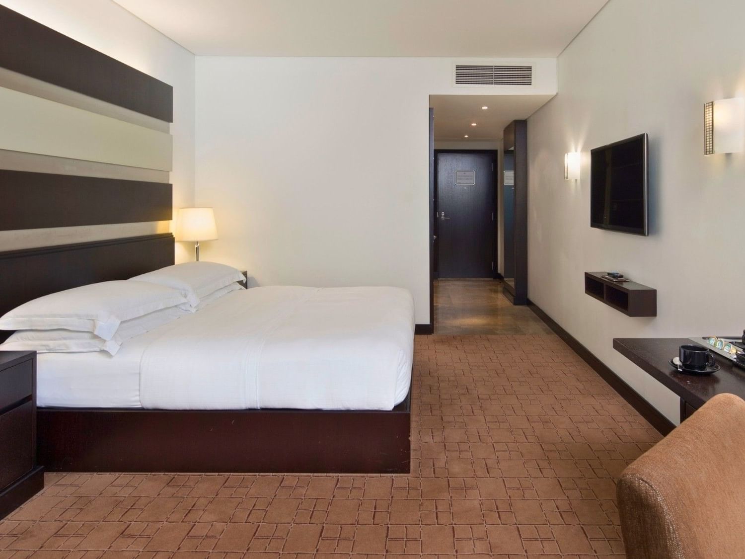 King bed in Deluxe Room at Dubai International Hotel