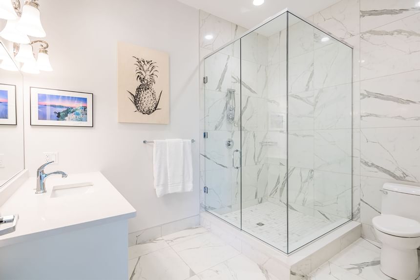 Shower cubicle, towel rack & bathroom vanity of King Premiere Palm at Retro Suites Hotel