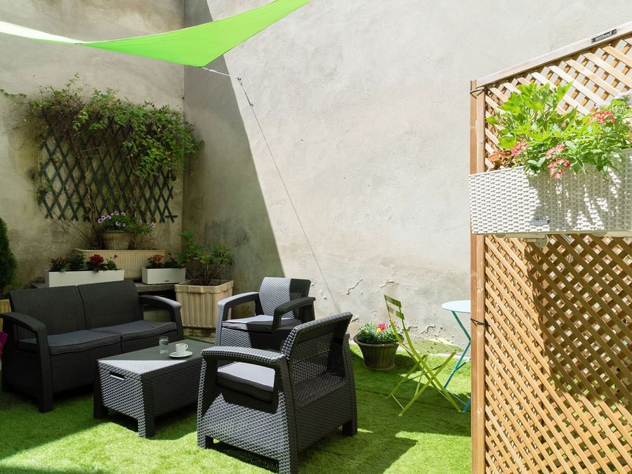An Outdoor dining and lounge area at Hotel le Saint-Martial