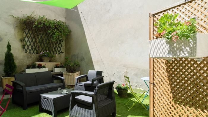 An Outdoor dining and lounge area at Hotel le Saint-Martial