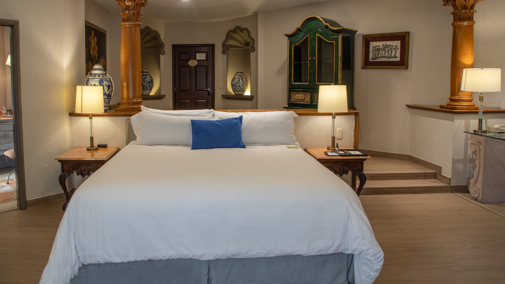 Suite Gran Clase King con cama king, muebles coloniales y columnas decorativas en Quinta Real Guadalajara