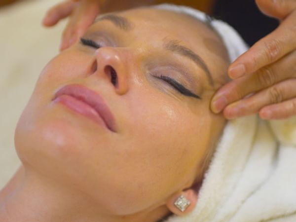 Woman getting scalp massaged at Safety Harbor & Resort