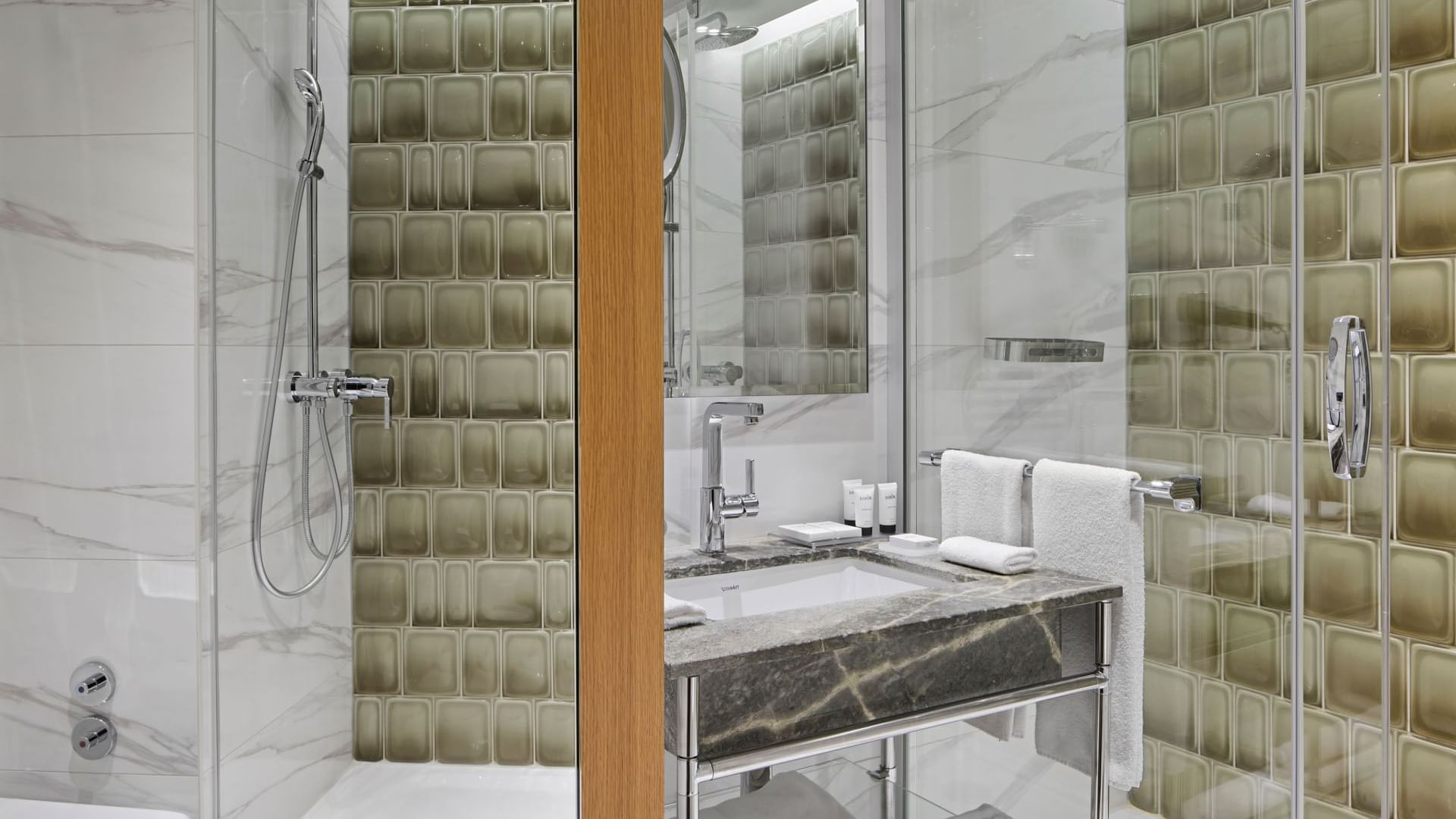 Waschtisch, Duschbereich und Toilette im Classic Zimmer im Titanic Chaussee Berlin