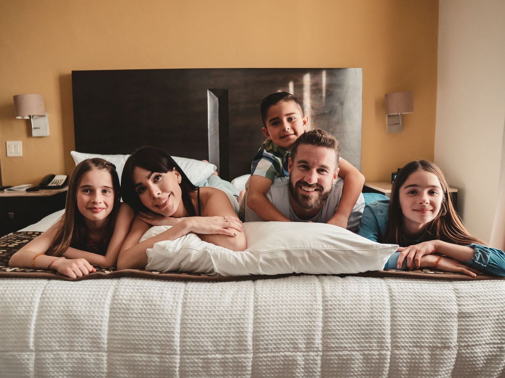 Offer image with family on a bed at Hotel Coral y Marina