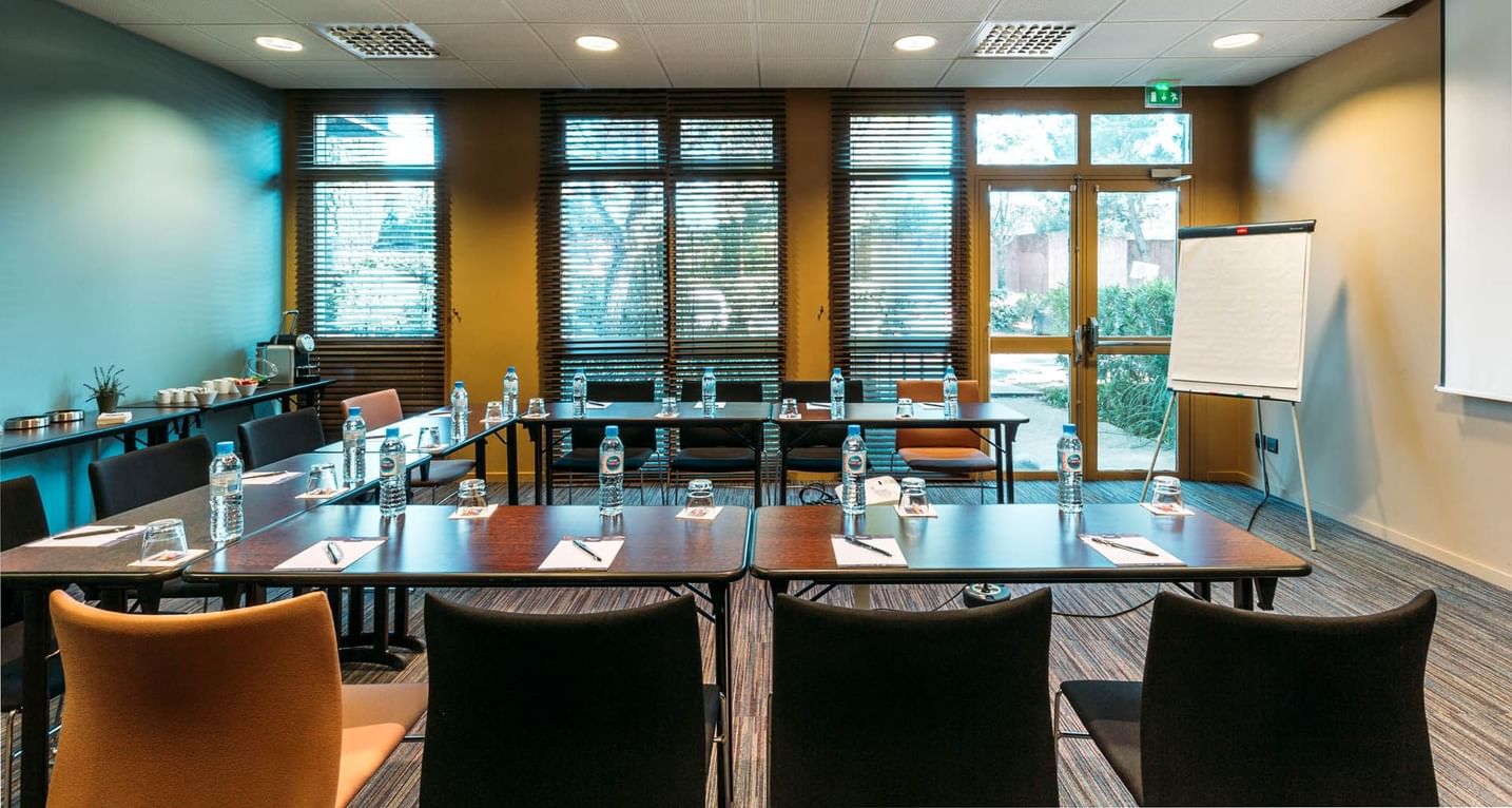 U-shaped meeting table at Escale Oceania Aix-en-Provence