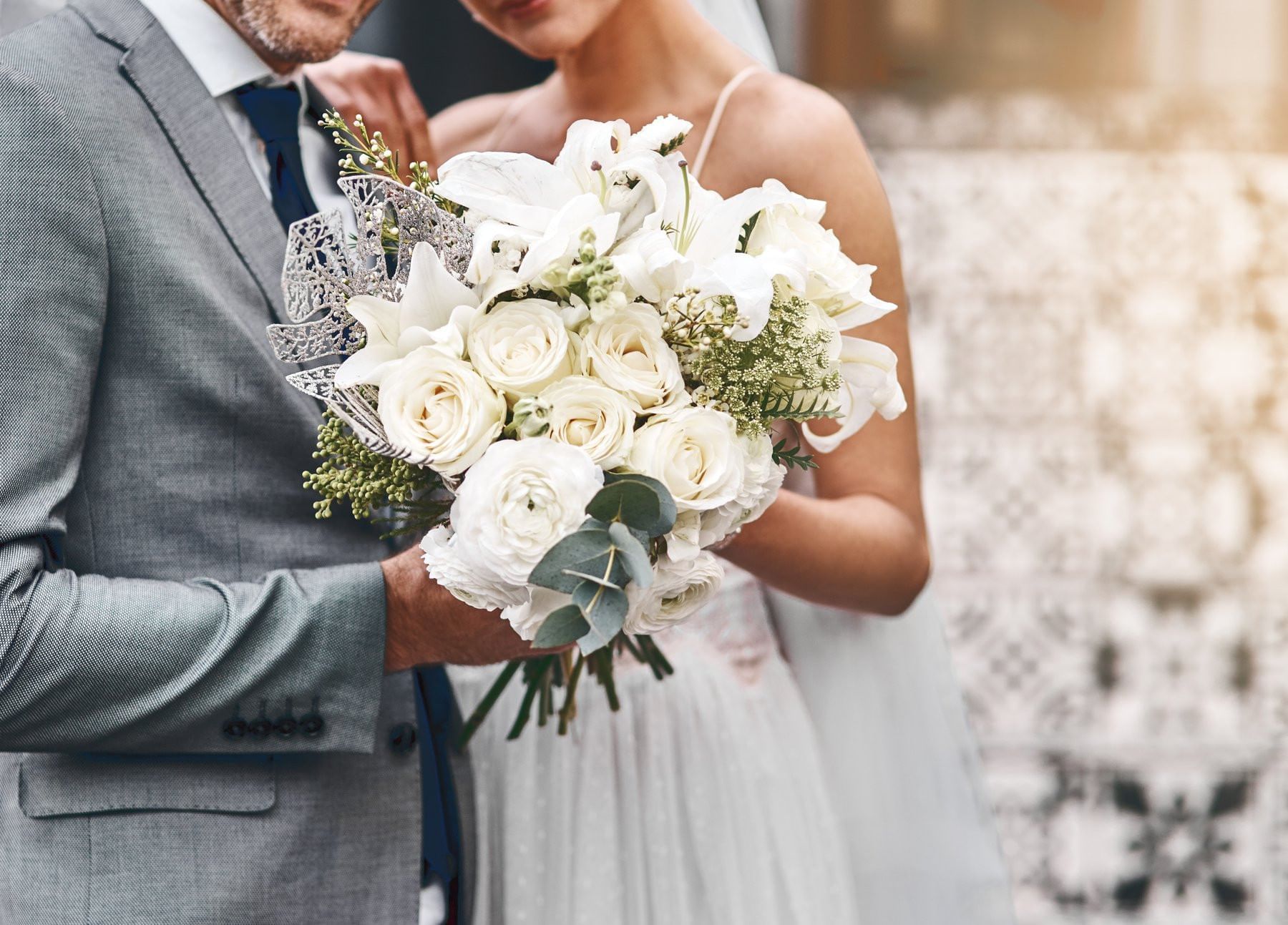 Wedded couple holding a bouquet at Fiesta Americana Hotels