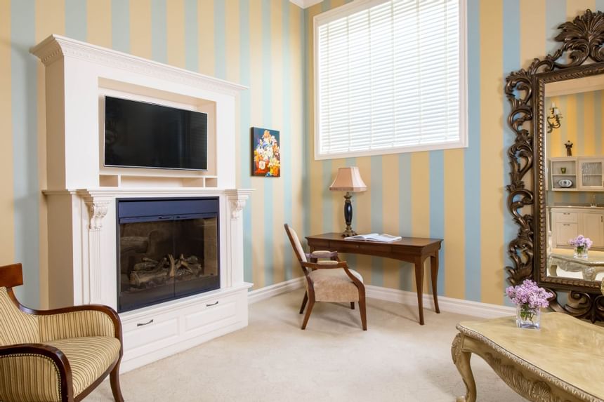 TV, fireplace & work desk in King Executive King William at Retro Suites Hotel