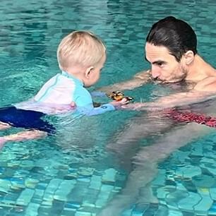 Instructor de înot supraveghind un copil în piscină, în cadrul cursurilor de înot pentru copii de la ANASPA Crowne Plaza Bucharest
