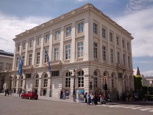 La vue extérieure du Musée Magritte près de l'Hôtel Brussels