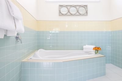 Bathtub in Premiere Loft Town & Country at Retro Suites