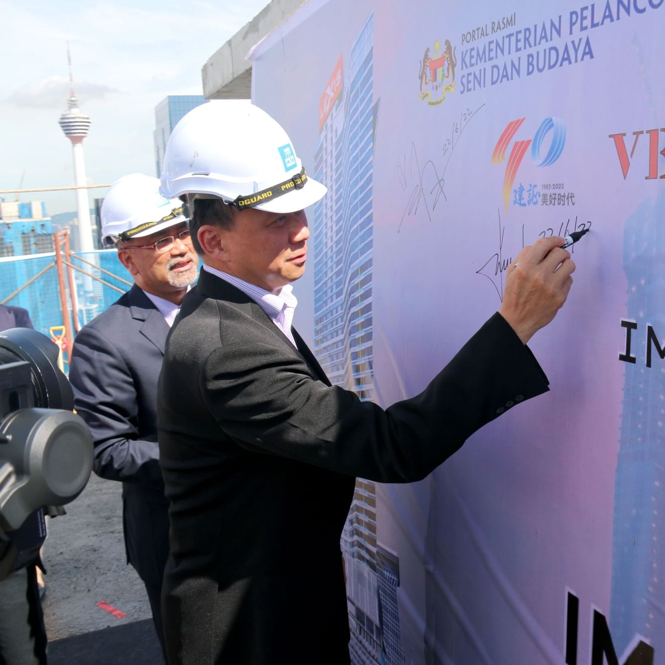 Dato Low Tak Fatt, Managing Director of Kuala Lumpur Metropolitan Group at the Topping Out Ceremony