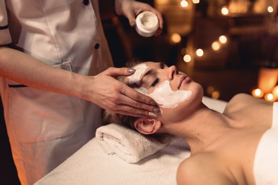 mujer recibiendo un facial