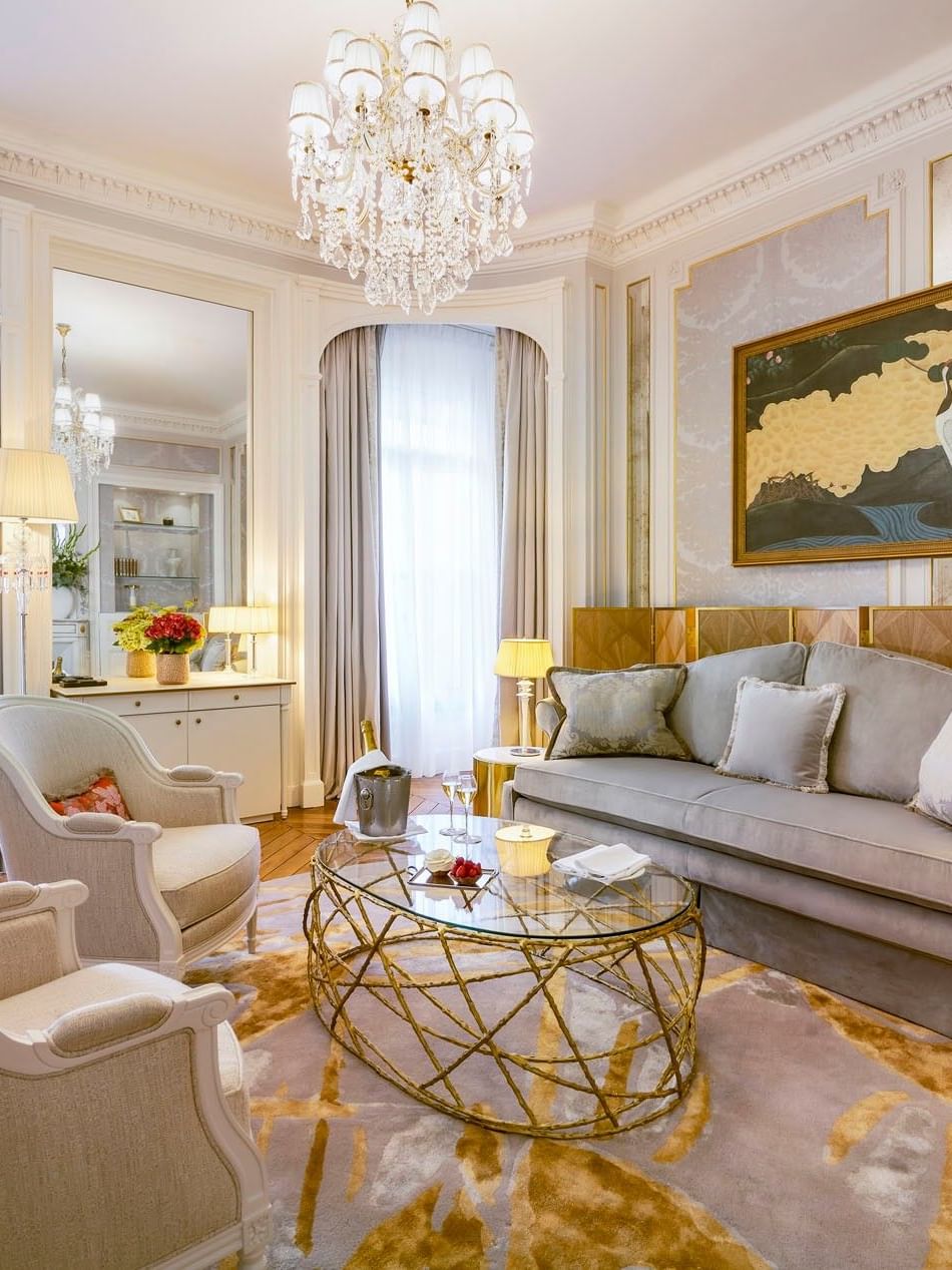 La chambre de la suite « Duke of Westminster », élégamment décorée, à l'Hôtel Westminster Paris.