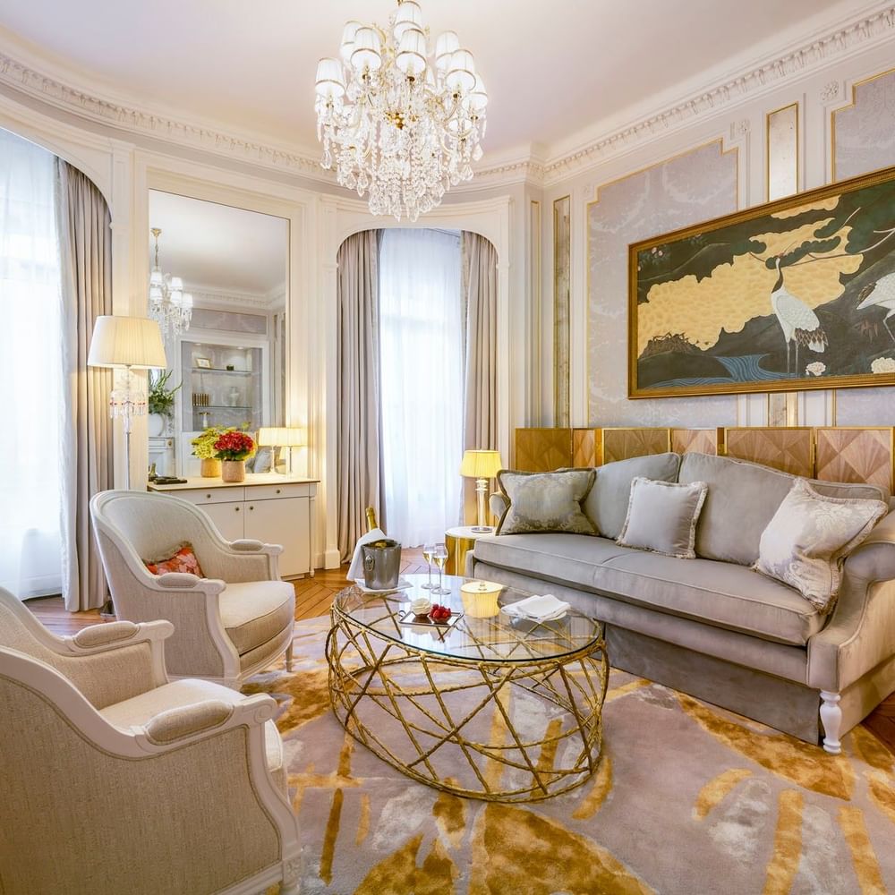 La chambre de la suite « Duke of Westminster », élégamment décorée, à l'Hôtel Westminster Paris.