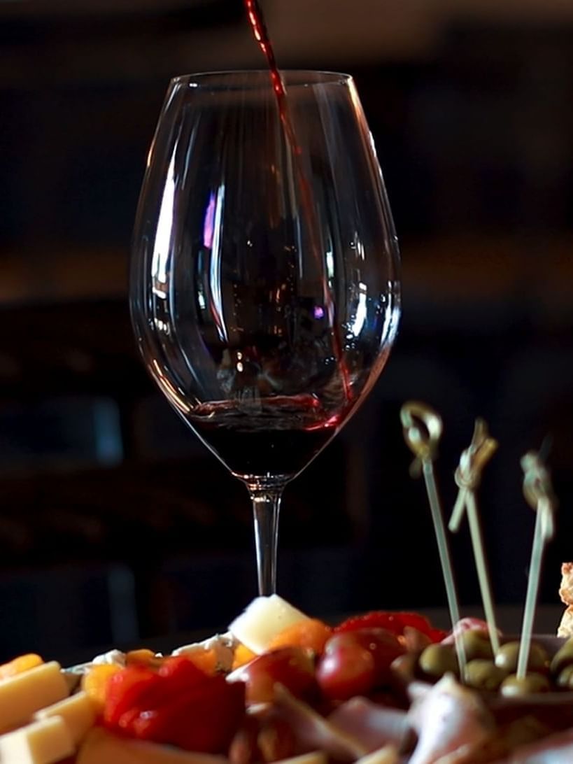 Primer plano de una copa de vino servida en Brapanta en Las Casitas Village.
