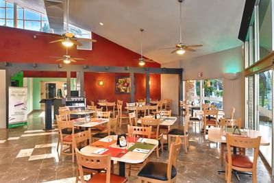 Dining tables in La Pergola Restaurant at Araiza Hotel Palmira
