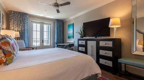 The Pearl Guest Room King Bed (Pool View)