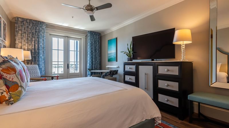 The Pearl Guest Room King Bed (Pool View)