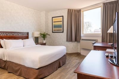 Accessible Queen room featuring a large bed and a desk at Rodd Grand Yarmouth, offering stylish accommodation in Yarmouth