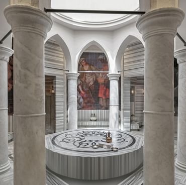 Турецкий хамам с мраморными колоннами и арками в Titanic Deluxe Golf Belek — воплощение восточной роскоши.