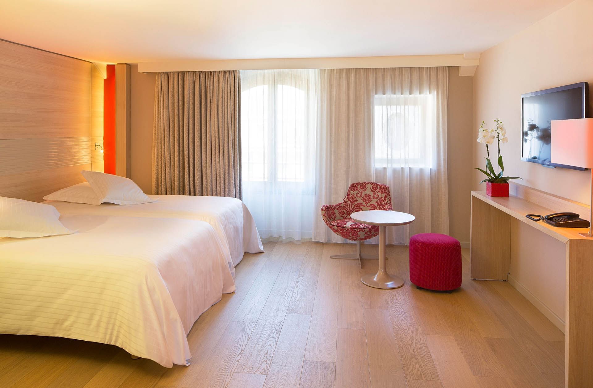 Lit avec bureau de travail dans la Chambre Deluxe à l'Oceania L'Univers Tours