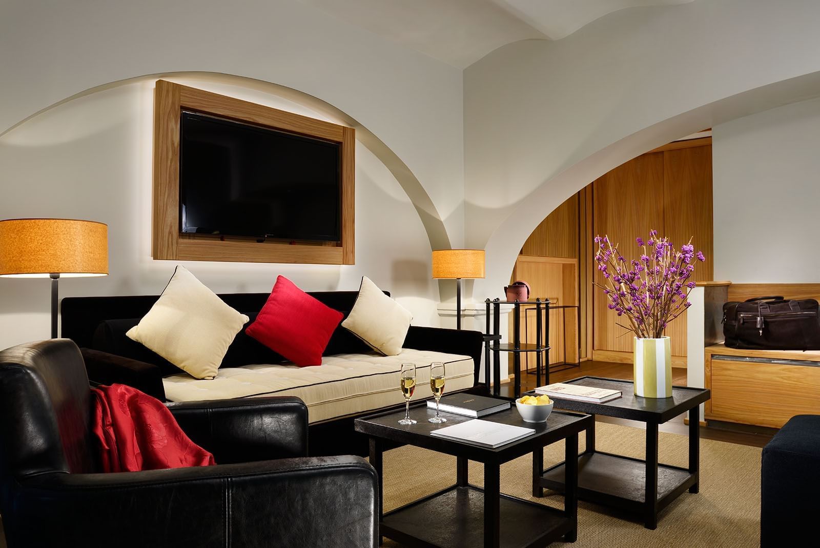 Living area arranged with cozy seating in Junior Suite at Margutta 54