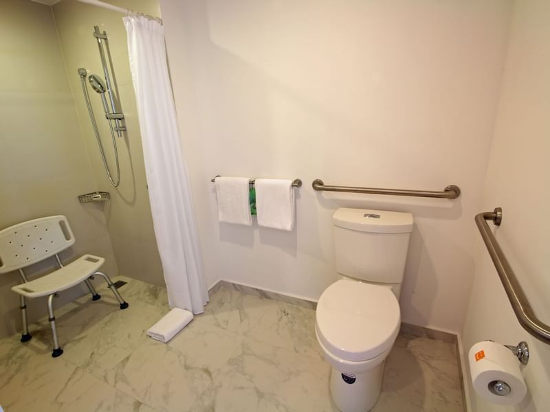 Baño con ducha y cómoda en One Hotels