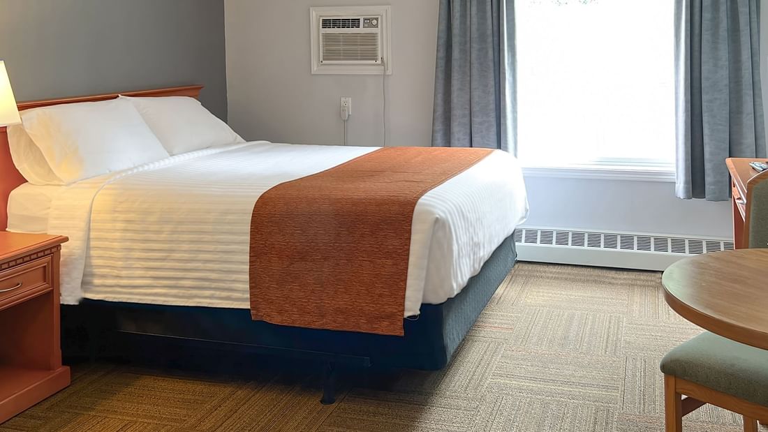 Queen bed in a hotel room - Hinton, Alberta