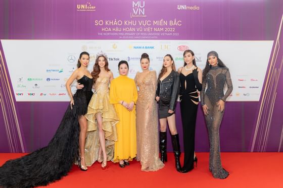 Girls posing for a photograph at Hanoi Daewoo Hotel