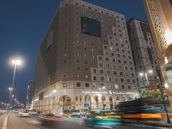 Exterior_HotelFacade_Night