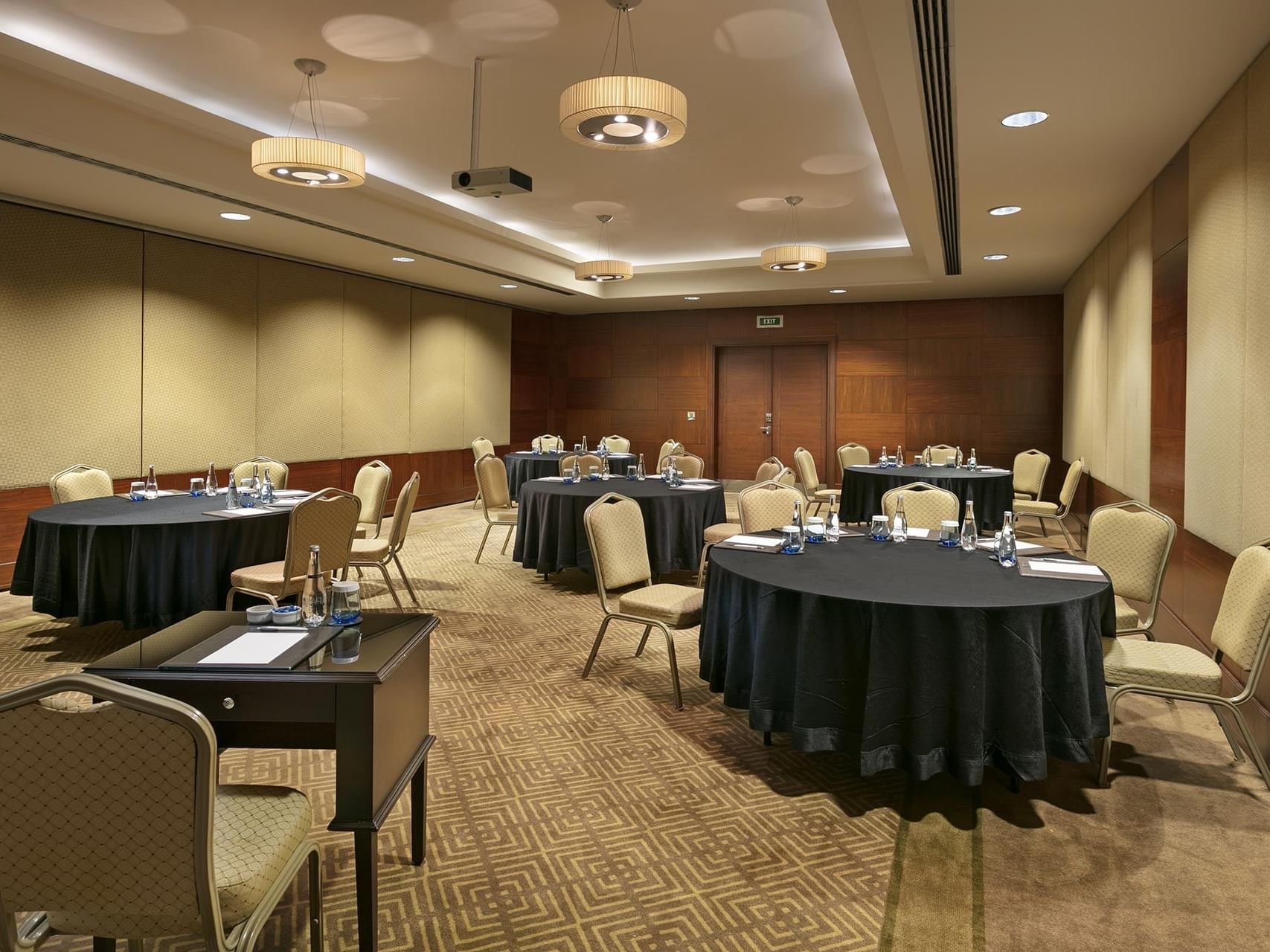   Titanic Business Kartal’daki Porto salonunun teknoloji ile buluşan şık dizaynı.