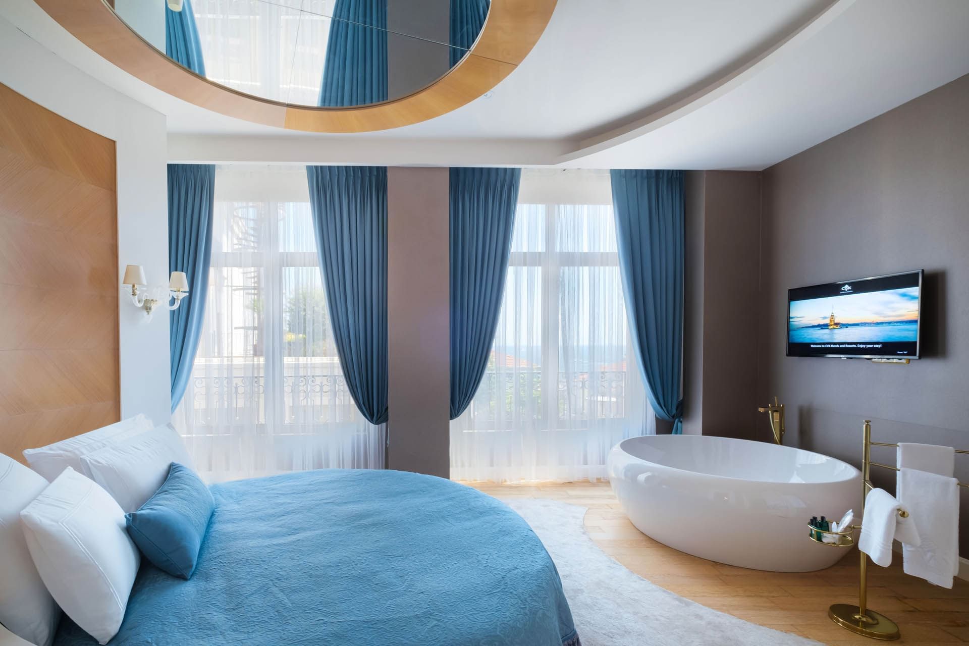 Evergreen Area dining space with wooden tables and chairs, surrounded by lush green at CVK Park Bosphorus Hotel Istanbul