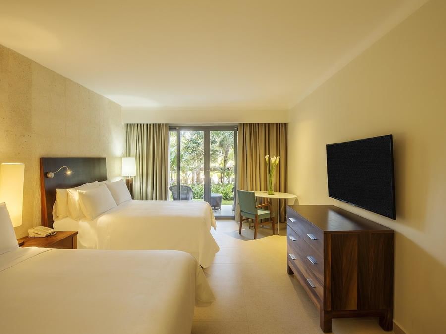 TV y camas en habitación Premium Garden View en FA Hotels & Resorts