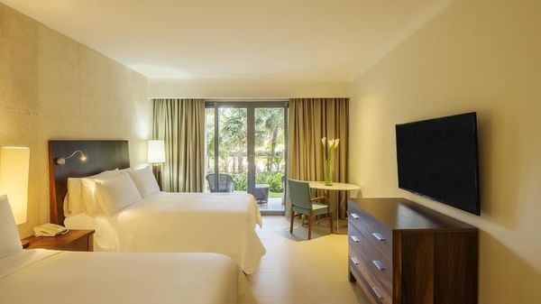 TV y camas en habitación Premium Garden View en FA Hotels & Resorts