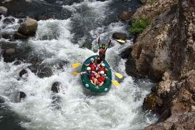 Rafting en aguas bravas por el río