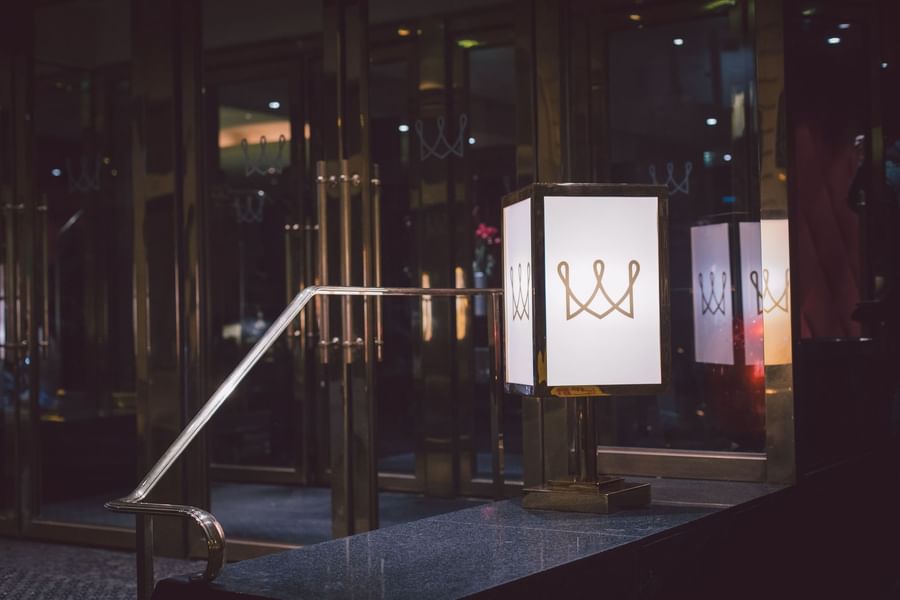 Entrée de l'hôtel Warwick Paris