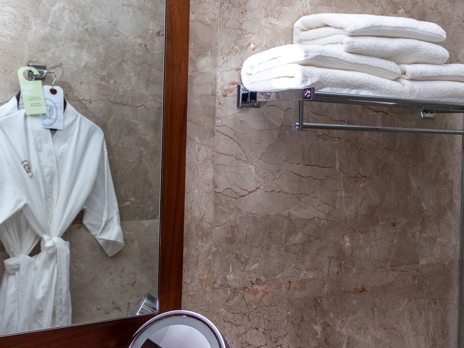 Baño de habitación Gran Clase 2 Camas Dobles con toallas y albornoz en Quinta Real Oaxaca de Juárez