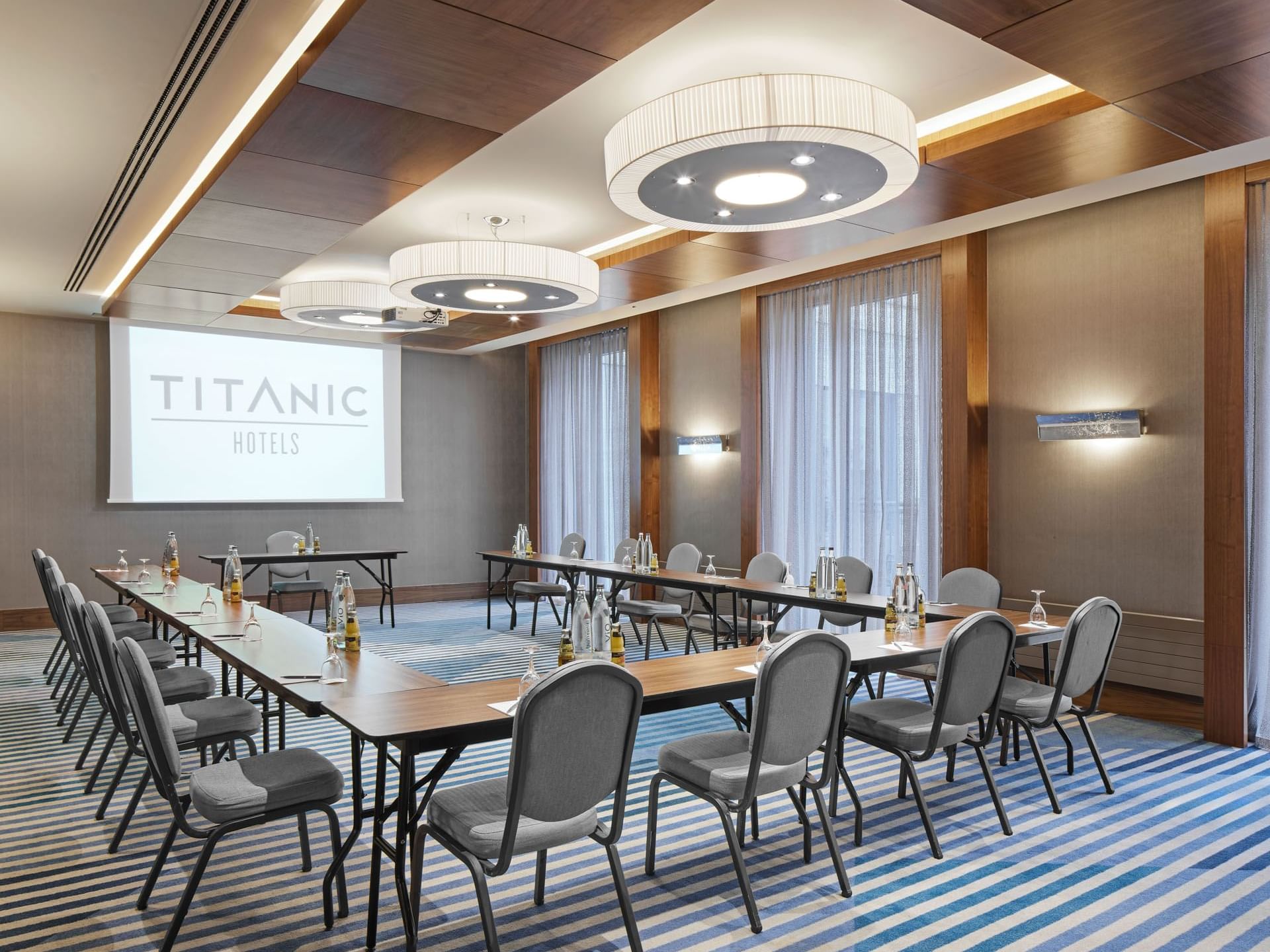 U-förmige Tischanordnung mit digitalem Bildschirm in Berlin im Titanic Chaussee Berlin