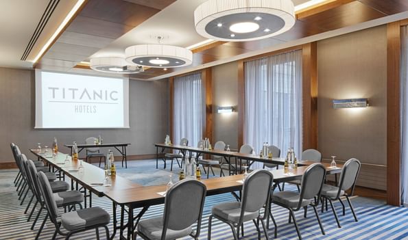 U-förmige Tischaufstellung mit digitalem Bildschirm in Berlin an der Titanic Chaussee Berlin