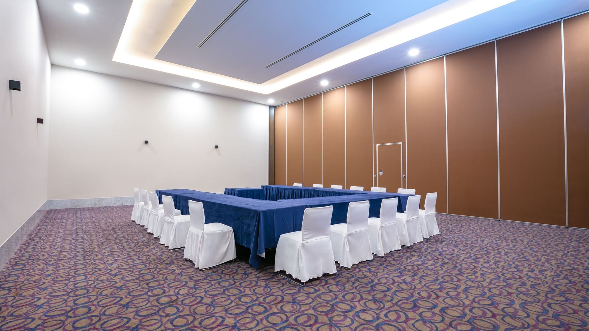 Sala de reuniones Diego Rivera con mesas y sillas en Camino Real Guadalajara, Zapopan.