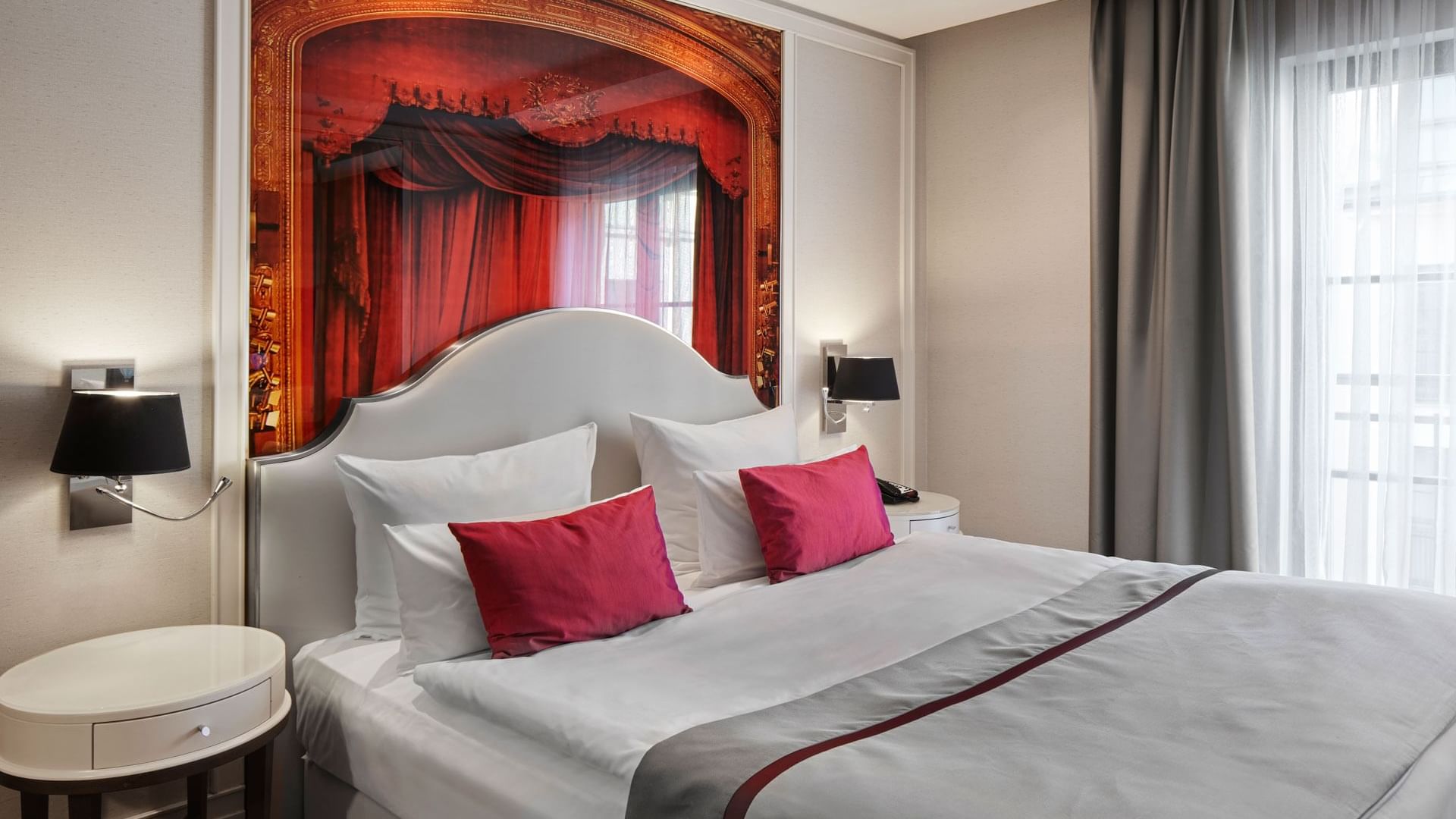 Nachttische im Deluxe Zimmer des Titanic Gendarmenmarkt Berlin.