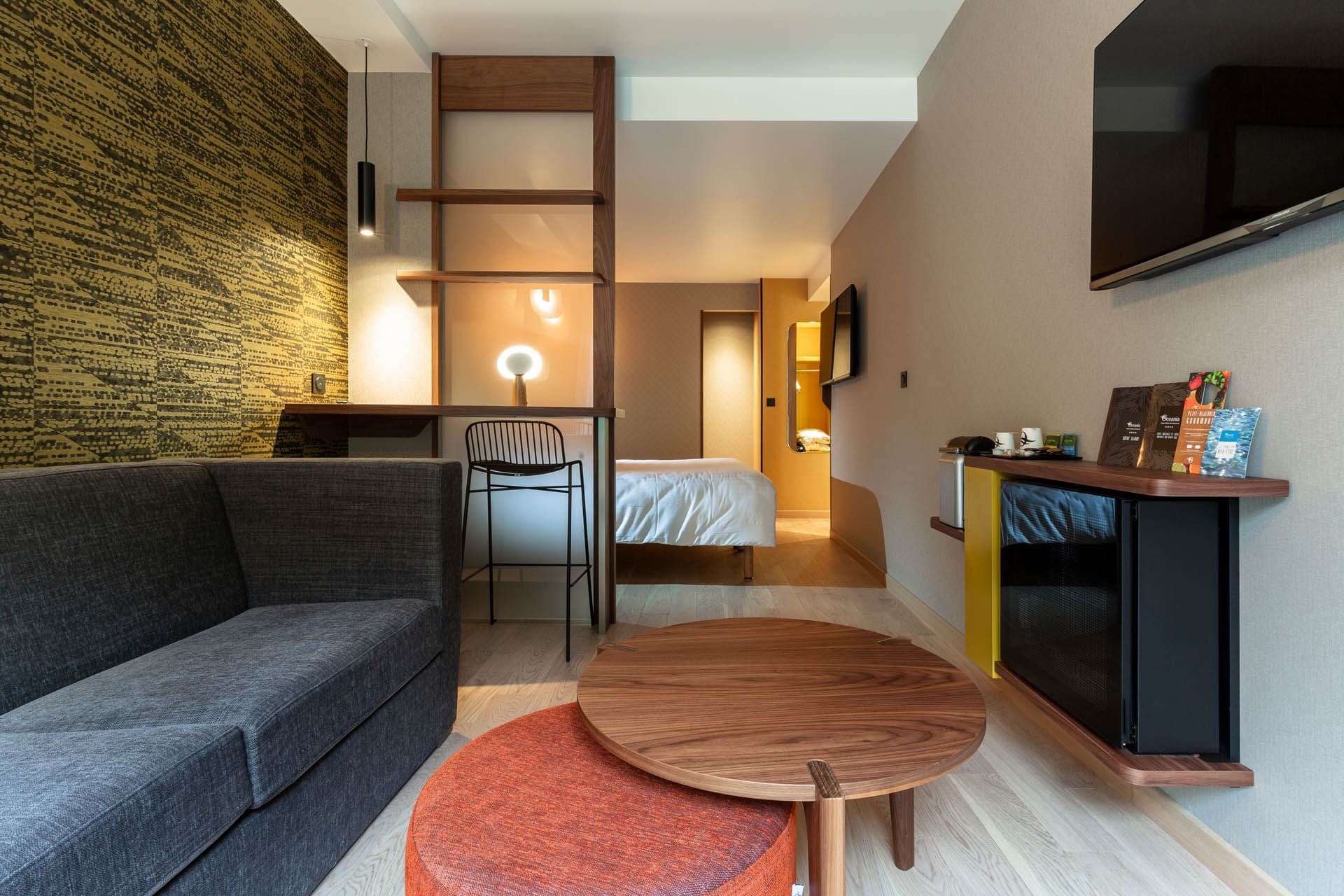 Coin salon avec TV à l'Oceania Paris Porte de Versailles