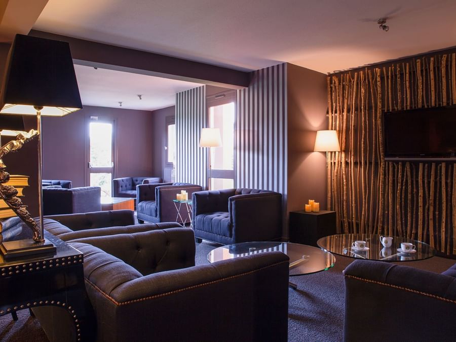 Lounge area with Tv and furniture in Suite  at Hotel Marytel