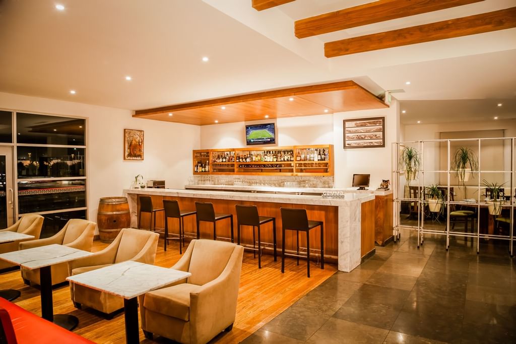 Bar y salón en Restaurante Veranda en Gamma Hotels