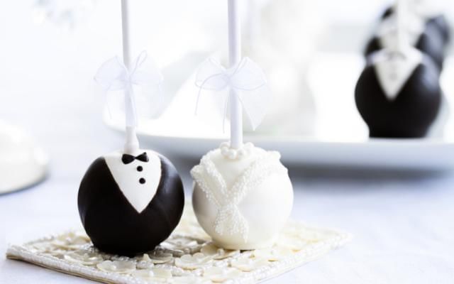 Bride and groom inspired cake pops the perfect edible wedding favour