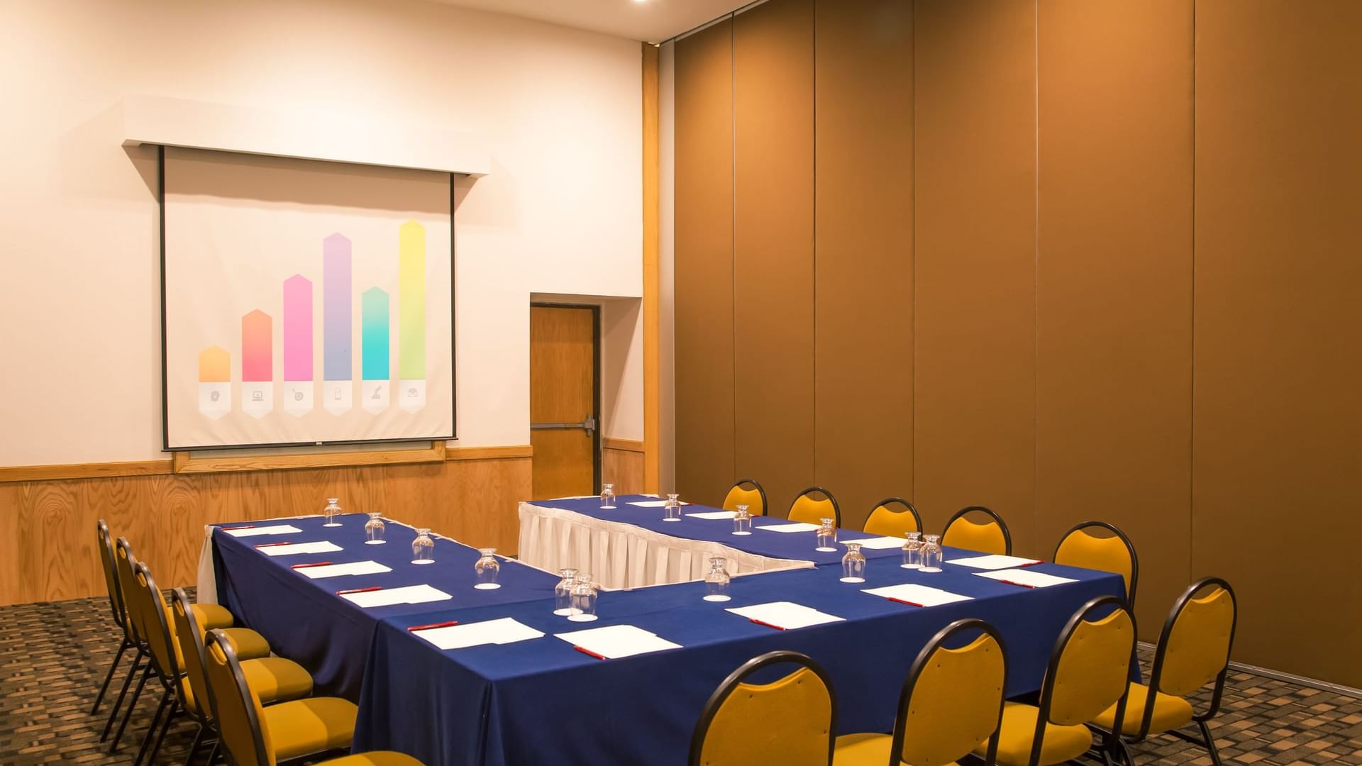 Conference room with a projector in Fiesta Inn Culiacán