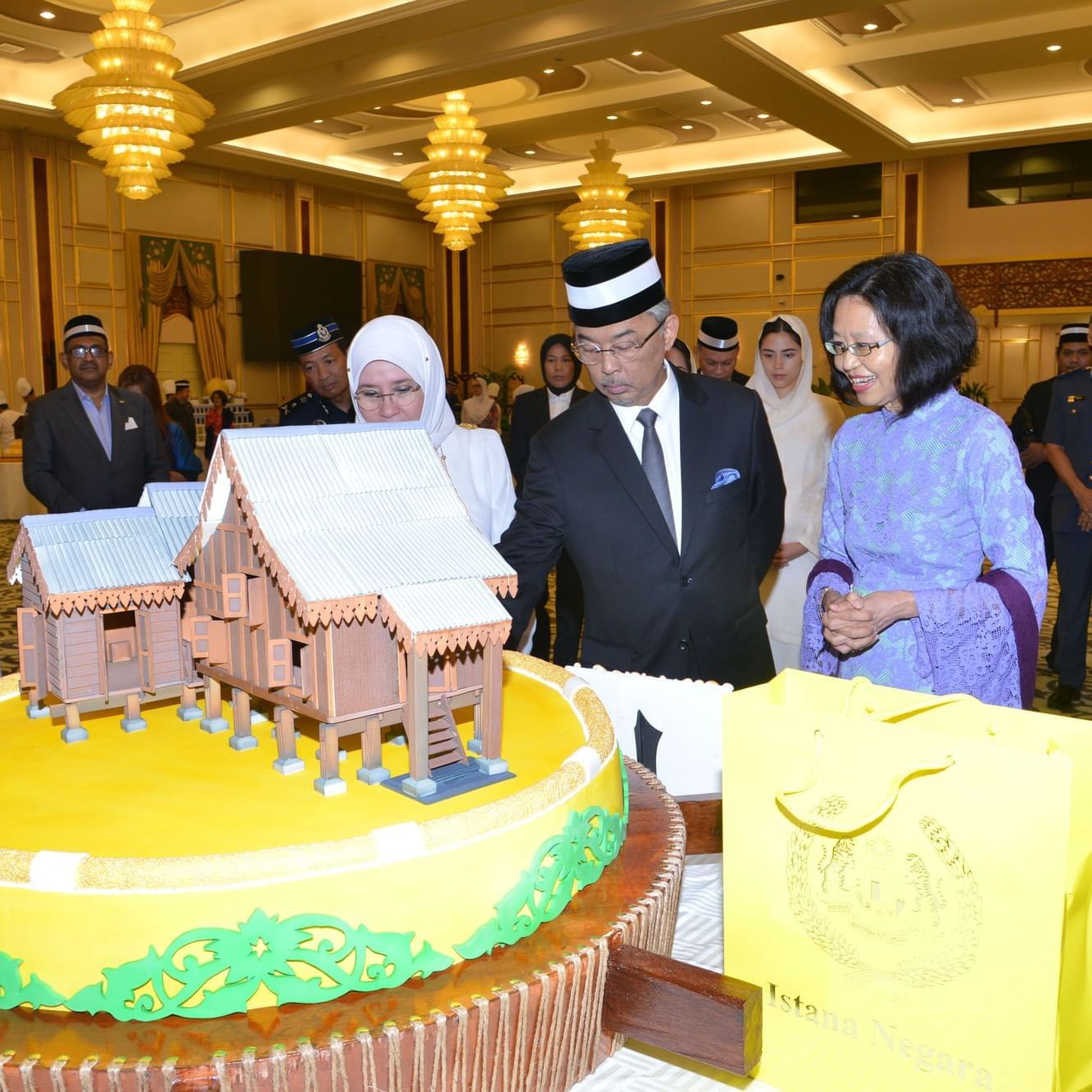 Cake presentation to His Majesty at Federal Hotels
