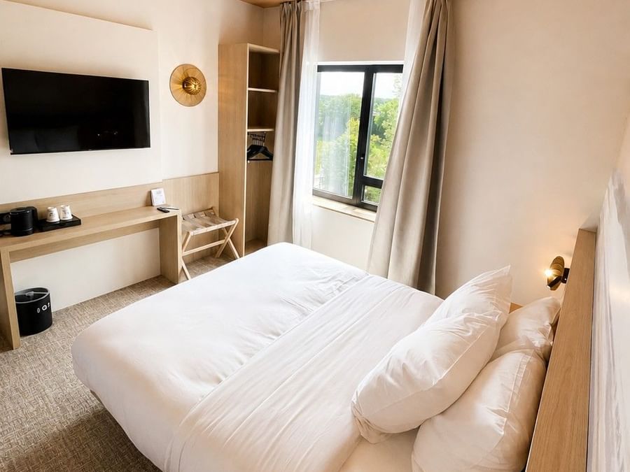 Chambre double classique élégante avec vue sur la fenêtre à l'Osmo Hôtel à Chantepie.